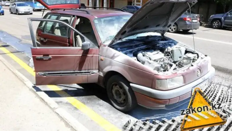 В Алматы полицейские спасли чужую машину от уничтожения огнем