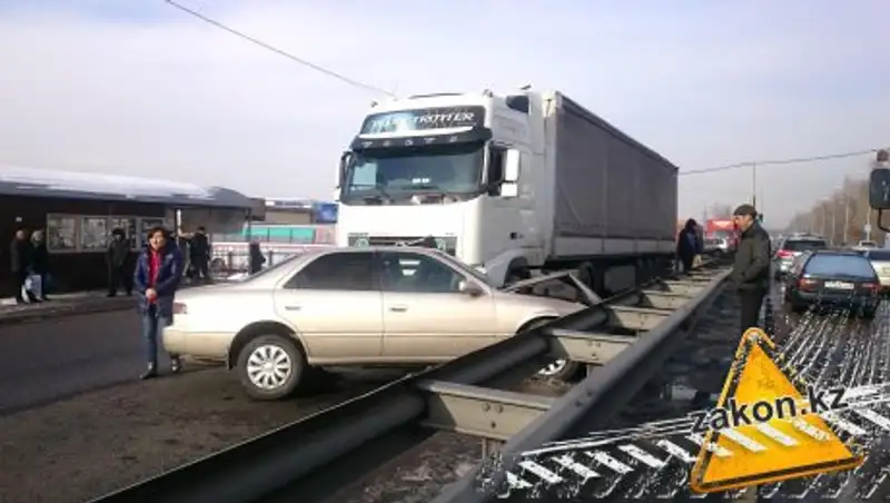 В Алматы произошло сразу четыре ДТП с участием грузовиков