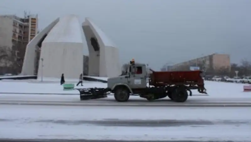 В Актау на расчистку дорог вышли пять снегоуборочных машин