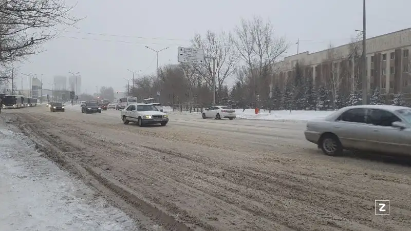 Мужчина регулировал движение на перекрестке в Нур-Султане