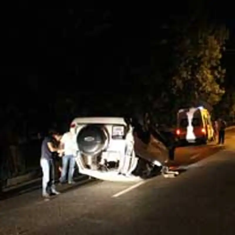 В Алматы пьяные пассажиры перевернувшегося на крышу внедорожника устроили потасовку (фото), фото - Новости Zakon.kz от 21.06.2013 19:52