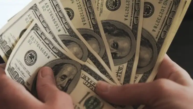 Доллар немного подешевел на утренних торгах