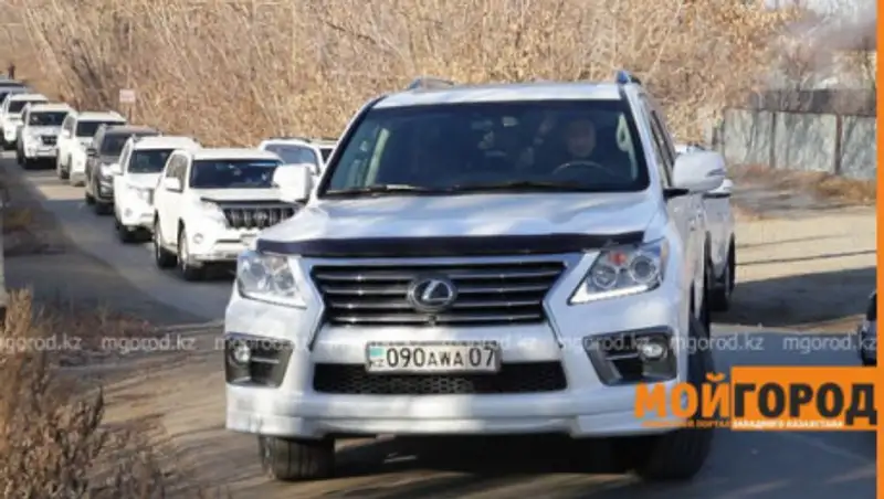 Ранее судимый за убийство мужчина нанял 60 джипов и поехал в сауну