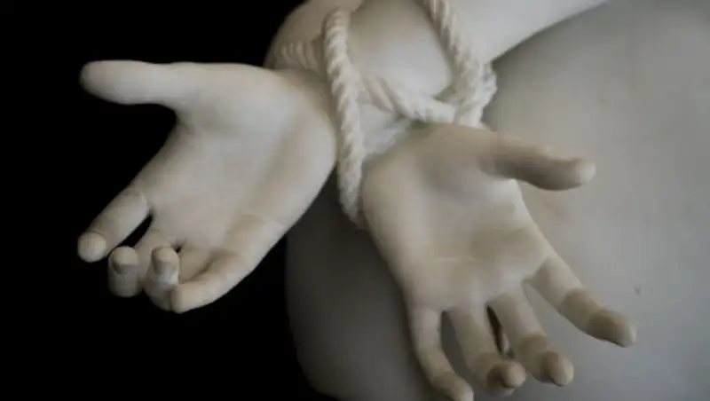 За долги отца взяли в заложники его 11-летнюю дочь