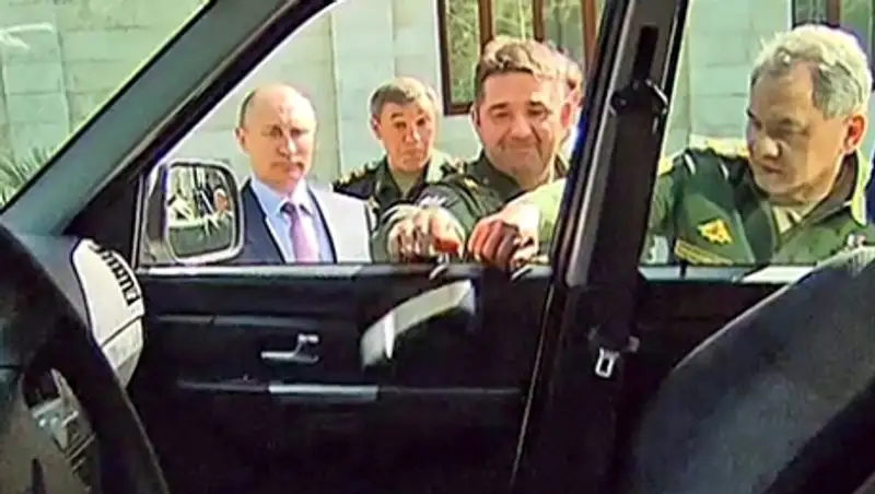 Открывая дверь УАЗа для Путина, генерал оторвал ручку