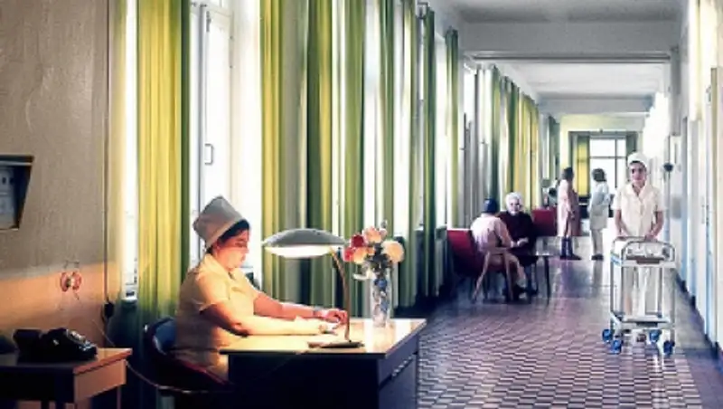 Женщина, напугавшая пассажиров в аэропорту Уральска, доставлена в психатрическую клинику