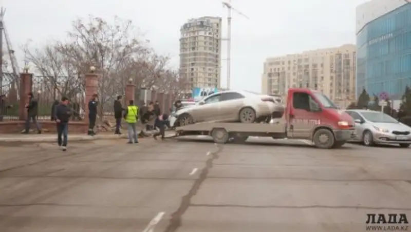 В Актау Toyota Camry врезалась в ограждение здания ДВД Мангистауской области