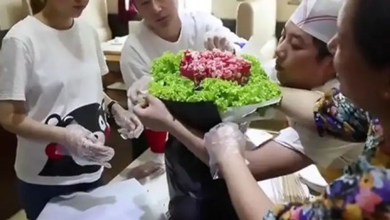 В Китае жених подарил возлюбленной букет мясных цветов