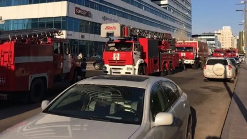 Пожарные машины скопились на Водно-зеленом бульваре в Астане