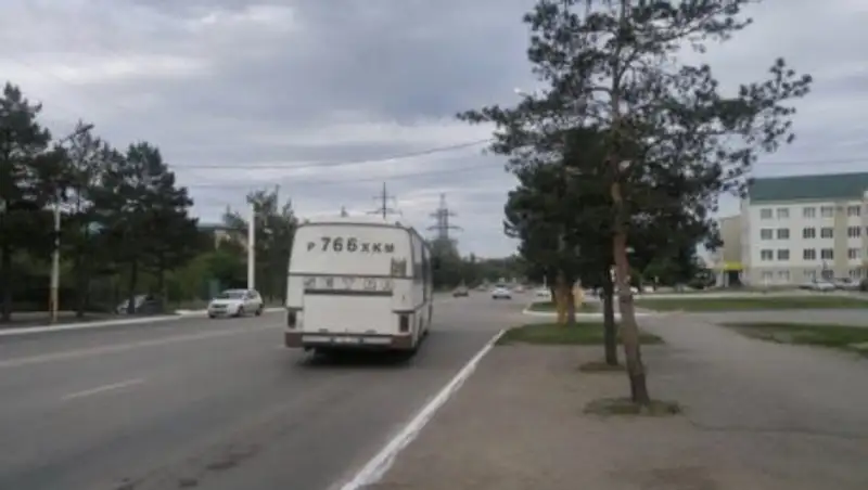 В Костанае беременную девушку зажало в дверях автобуса