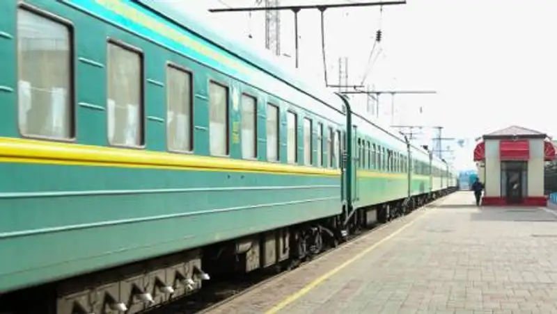 В Атырау парень разбил гитару о поезд