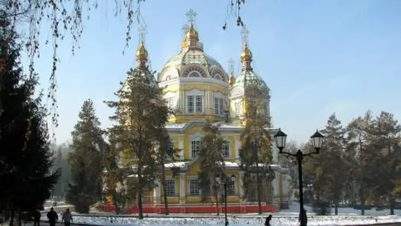 Алматинцев попросили реже выходить из дома