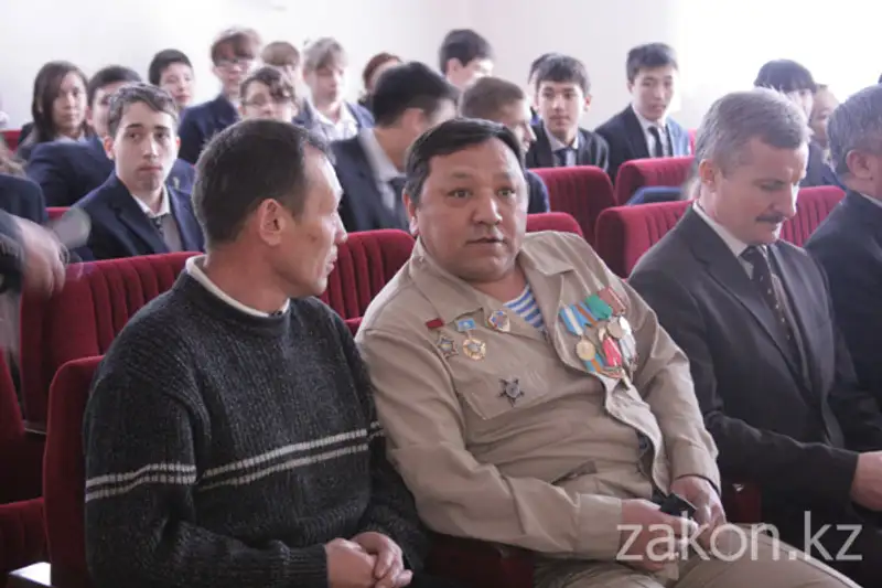 В алматинской школе провели торжественное мероприятие для воинов-афганцев В алматинской школе провели торжественное мероприятие для воинов-афганцев, фото - Новости Zakon.kz от 22.02.2013 21:06