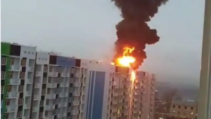 Рядом с Алматы загорелась многоэтажка