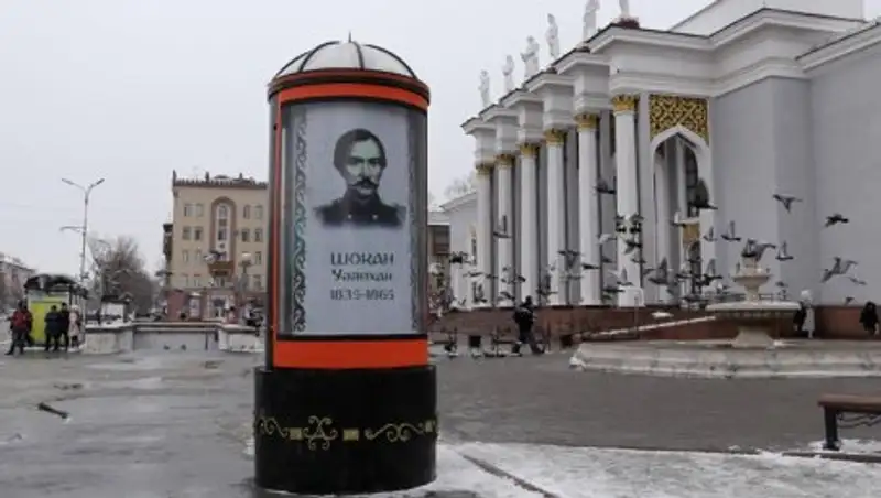 Предприниматель разместил на билбордах в Караганде портреты писателей