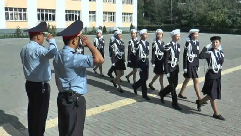 Внимание – дети! Полицейские Алматы переводят школьников через дорогу