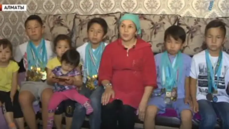 Юный спортсмен готов обменять свои награды на дом