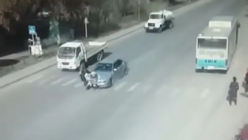 Близ Алматы водитель BMW сбил женщину с ребенком на переходе