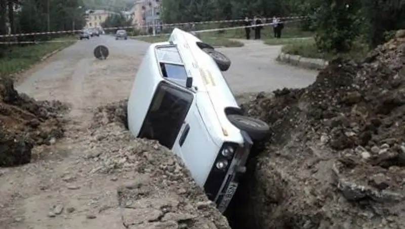 В Зыряновске в траншею, вырытую Водоканалом, упал автомобиль