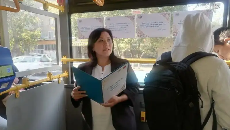 Литературный круиз проходит в общественном транспорте Тараза, фото - Новости Zakon.kz от 04.10.2022 12:12