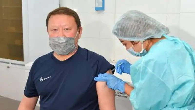 Аким СКО привился от коронавируса