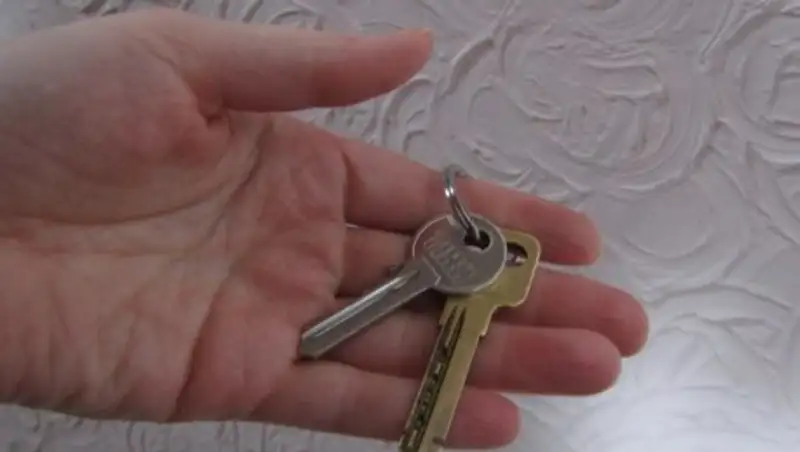 Жившая посреди стройки в Алматы пенсионерка отметила новоселье