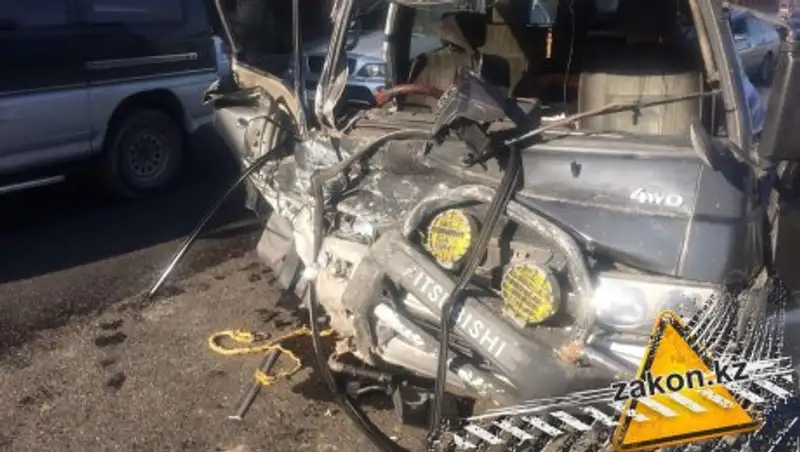 На пр.Рыскулова в Алматы произошло сильное лобовое столкновение