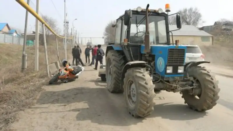 Мопедист сломал ногу, врезавшись в трактор в Алматы