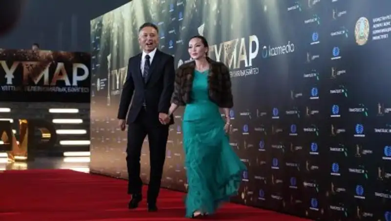 Баян Максаткызы прошлась по красной дорожке с женихом