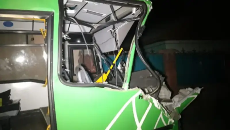 В Алматы пассажирский автобус врезался в грузовик