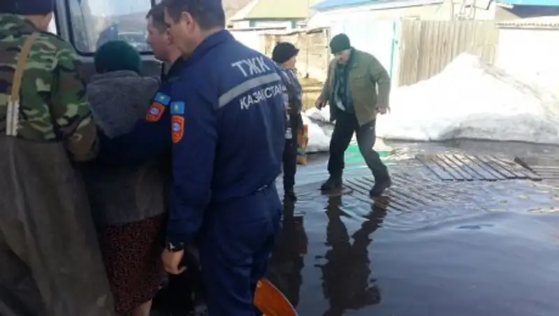 В ВКО талые воды продолжают заливать дома