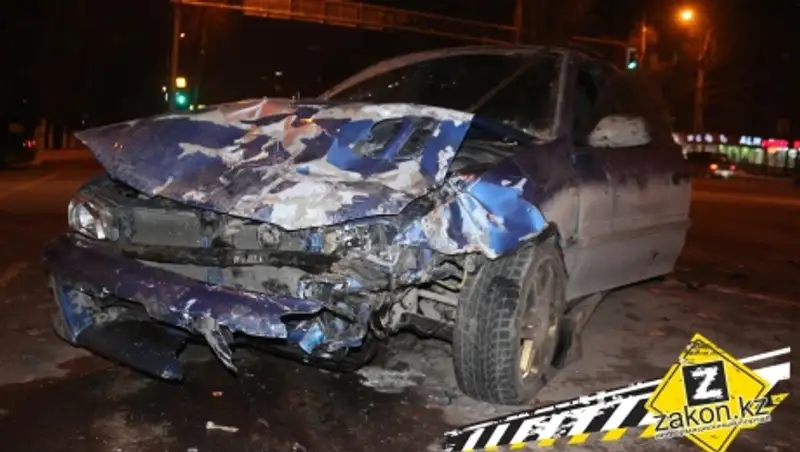 Не разъехались: в Алматы после ДТП водители выясняли, кто на самом деле ехал на "зеленый"