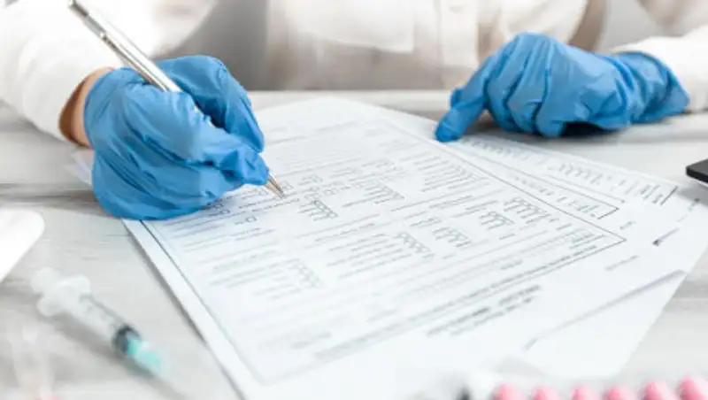 Медработница за деньги выдавала справки с отрицательным результатом на КВИ