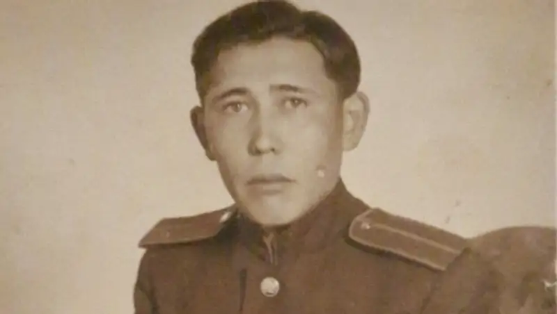 Наш ата Сандыбаев Майтан в свои восемнадцать уже смело шел под пули