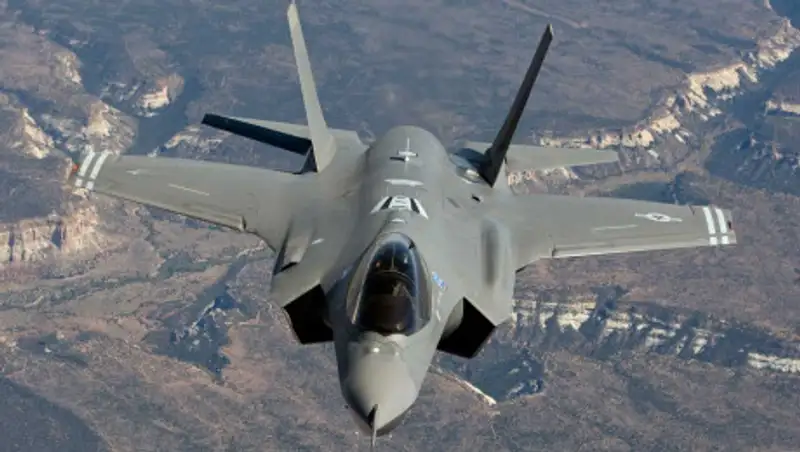 Шасси сломалось у истребителя F-35 во время посадки на базе в США
