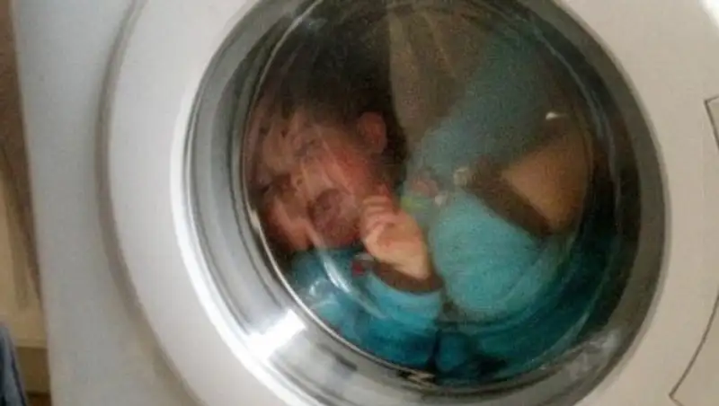 В США пьяный подросток засунул в стиральную машинку трехлетнюю девочку