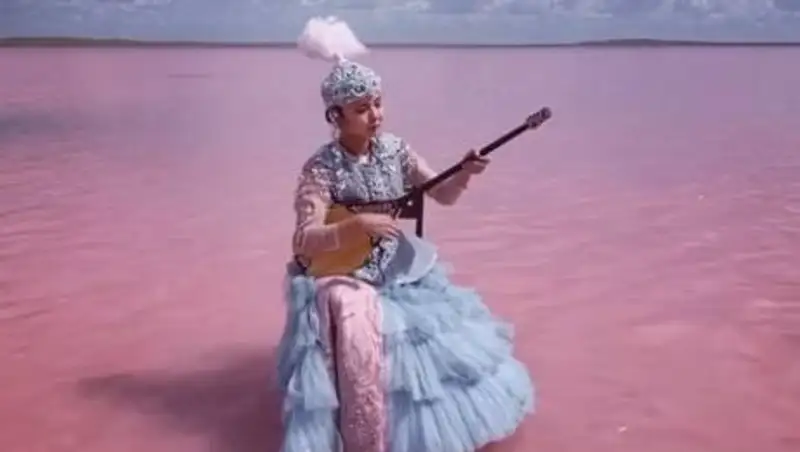 Vogue обратил внимание на казахстанку, сыгравшую на домбре на Кобейтузе