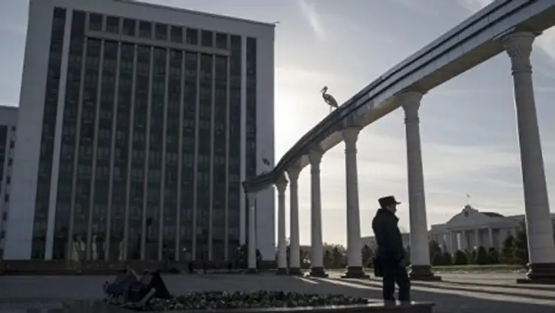 Центробанк Узбекистана в два раза девальвировал нацвалюту