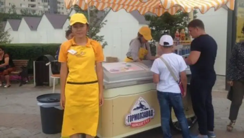 Уличных торговцев Астаны оденут в единую форму