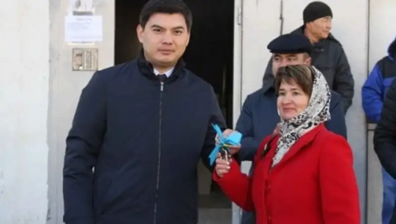 Накануне празднования Дня Первого Президента 45 атырауцев получили ключи от новых квартир