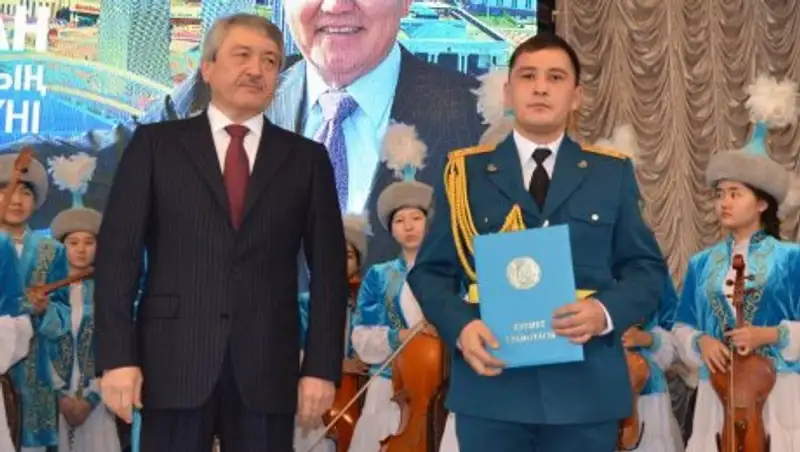 В Алматы наградили пожарного, спасшего двоих детей