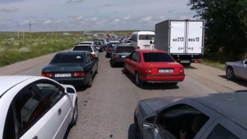 Многокилометровая пробка образовалась по дороге на кладбище в Шымкенте