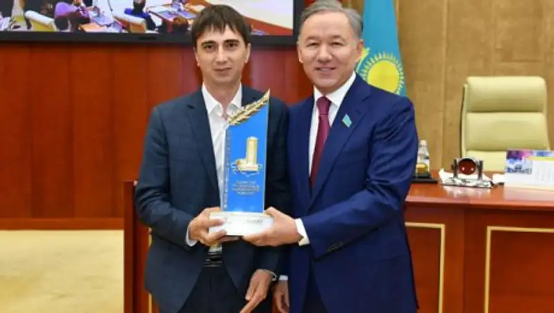 Н.Нигматулин вручил журналистам специальные премии Мажилиса