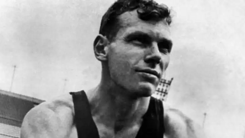 Майка чемпиона Игр-1964 Питера Снелла продана на аукционе за $100 тысяч  