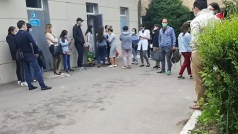 Очереди на улице во взрослую инфекционную больницу прокомментировали алматинские медики