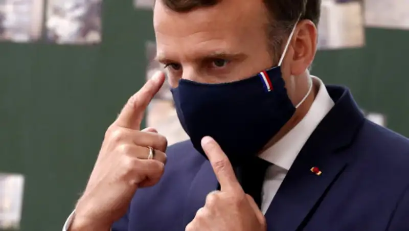 Макрон объявил о первой победе над коронавирусом