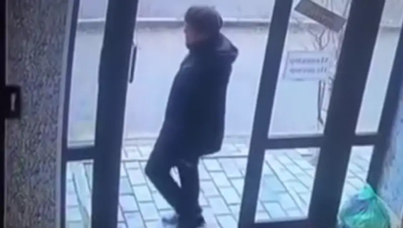 Странное поведение женщины попало на видео в Усть-Каменогорске