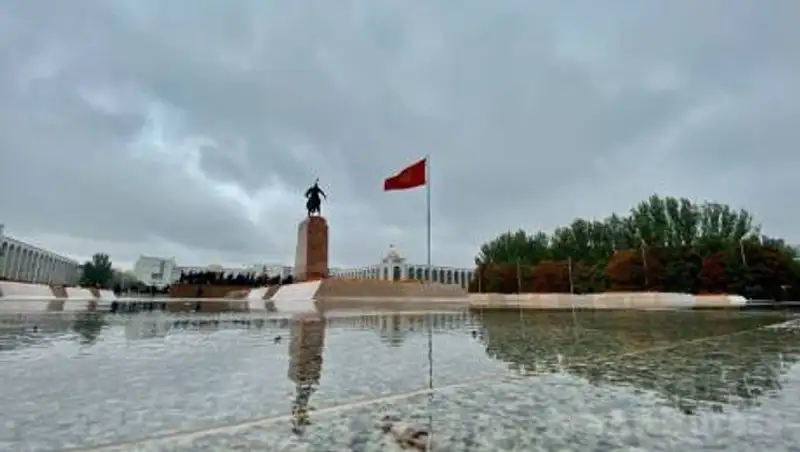 Центр Бишкека 6 октября: продолжение митингов и сожженные машины