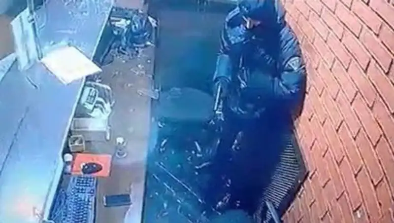 Разбойное нападение на букмекерскую контору в Алматы попало на видео