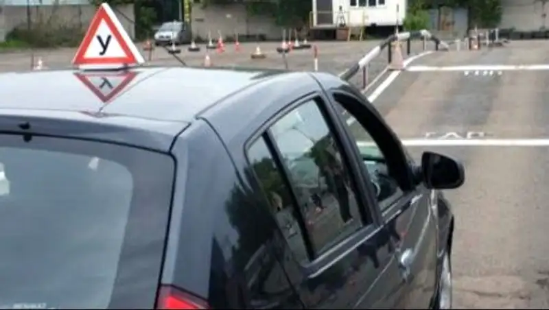 За попытку сдать экзамены на право вождения за двух лиц, госавтоинспектор жестко наказан